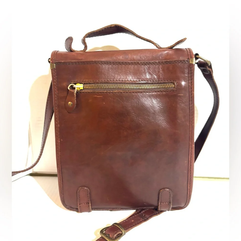 I medici unisex Brown distressed Leather Crossbody Bag